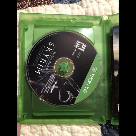 The Elder Scrolls V: Skyrim - Special Edition - Microsoft Xbox One w/ Map - Picture 3 of 5